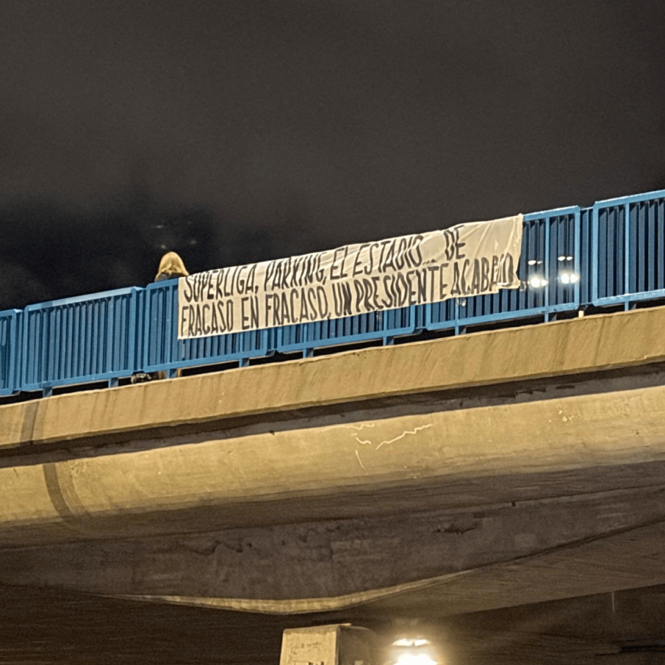 腾讯体育迷你站-不满换帅+3天丢2冠！皇马球迷拉横幅要求老佛爷下台 将在主场狂嘘